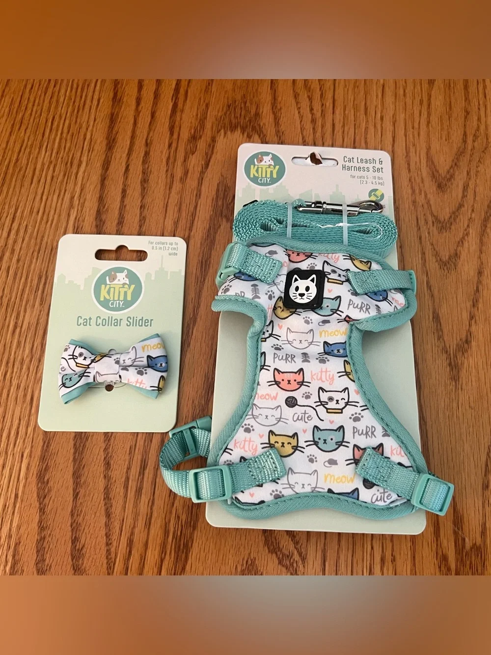 Kitty City Cat White with Green Trim & Cats Leash, Harness & Collar Slide